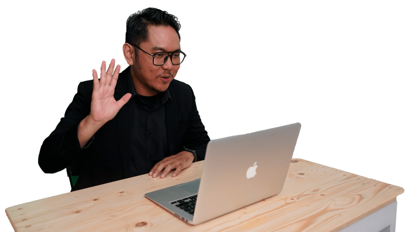 Bagja Prawira sedang melayani konsultasi di depan laptop
